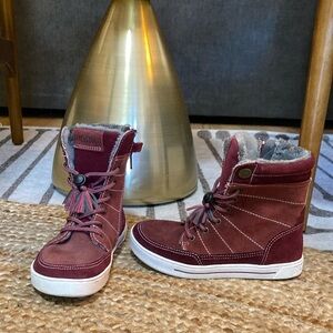 Kids Birkenstock fleece lined hiking/winter boots. Size 31. Fleece-lined.